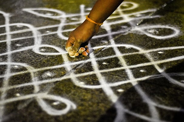 வாசலிலே பூசணிப் பூ.. மார்கழி கோலத்தில் வைக்கும் பூ, தை மாத திருமணத்துக்கான அச்சாணியா?