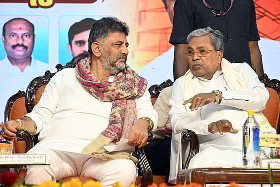 கர்நாடக முதல்வர் பதவி யாருக்கு? சித்தராமையா வீட்டில் சிவக்குமார் ஆலோசனை