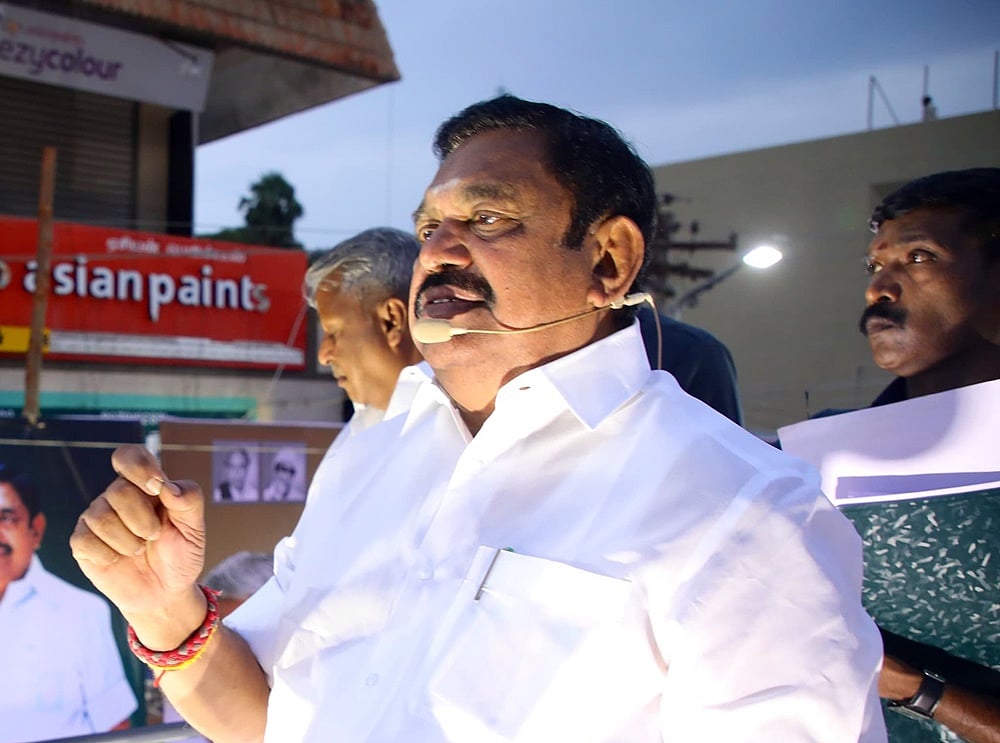 புயலால் பாதிக்கப்படுவோருக்கு அதிமுகவினா் உதவ வேண்டும்: எடப்பாடி கே.பழனிசாமி