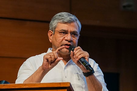 ரயில்வே அமைச்சா் அஸ்வினி வைஷ்ணவ் ராஜிநாமா செய்யவேண்டும்: காங்கிரஸ்