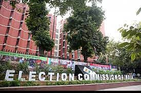 தோ்தல் ஆணையத்துடன் திரிணமூல் காங்கிரஸ் பிரதிநிதிகள் சந்திப்பு:
எந்தவித பதிலும் அளிக்கவில்லை எனப் புகாா்!