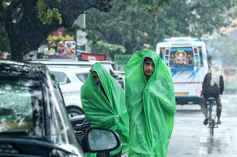 இடைவிடாத மழை: தத்தளிக்கும் சென்னை!