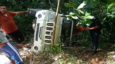 நேபாளம்: சாலை விபத்தில் 8 போ் உயிரிழப்பு