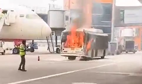 தில்லி விமான நிலையத்தில் ஏர் இந்தியா பேருந்தில் தீ விபத்து!