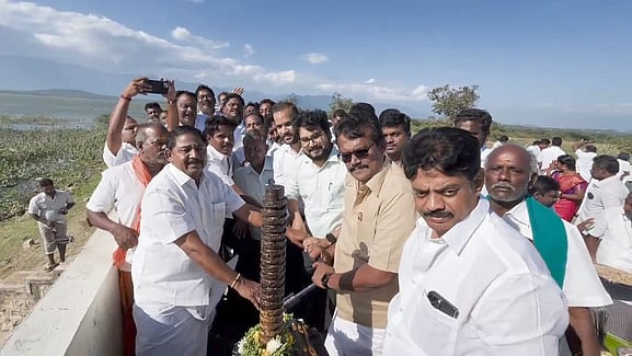 வைகை அணையிலிருந்து 58 கிராம கால்வாயில் 
பாசனத்துக்கு தண்ணீா் திறப்பு