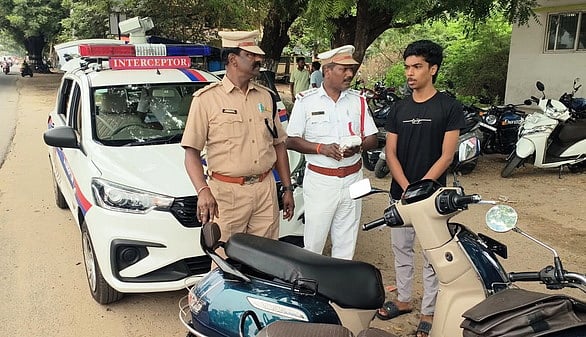 காரைக்காலில் இடைமறி வாகனம் மூலம் போக்குவரத்து விதிமீறல் தீவிர கண்காணிப்பு