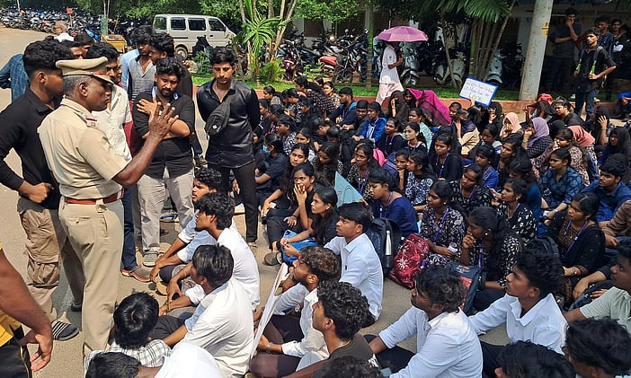 புதுச்சேரி தனியாா் மருத்துவக் கல்லூரியில் செவிலியா் மாணவிகளுக்கு பாலியல் 
தொல்லை: மாணவா்கள் போராட்டம்!