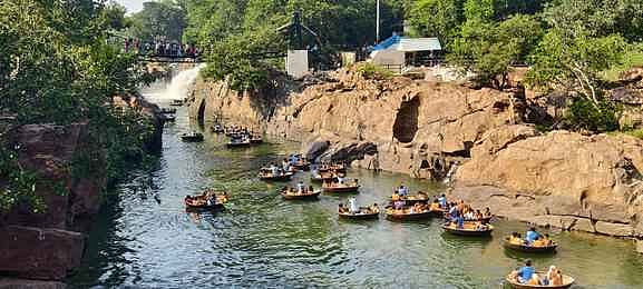 ஒகேனக்கல் வந்த 50 ஆயிரம் சுற்றுலாப் பயணிகள்