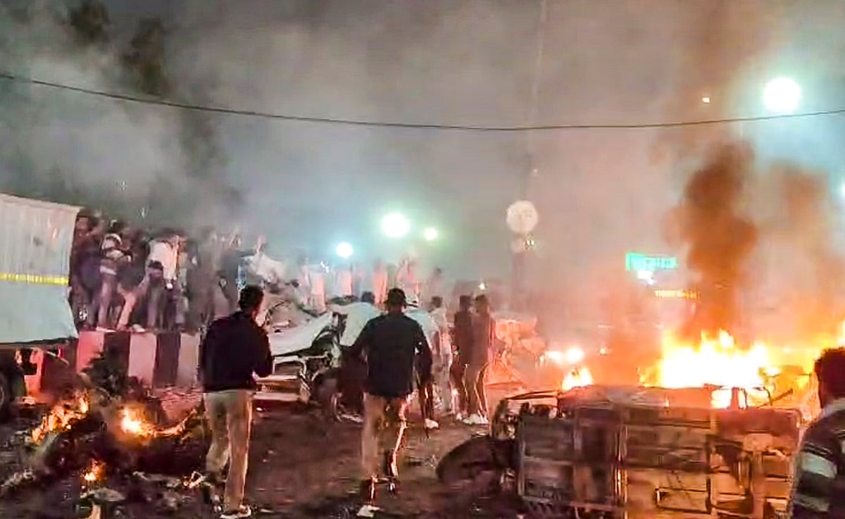 தில்லி கார் வெடிப்பு: கைதான மருத்துவா்கள் 
பெயா் மருத்துவப் பதிவேட்டிலிருந்து நீக்கம்