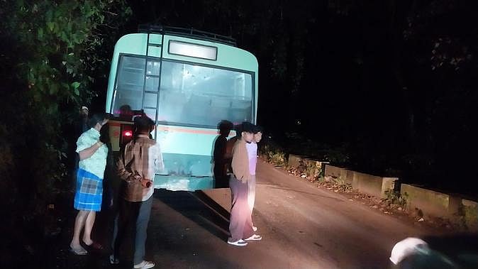 கொடைக்கானல் மலைச்சாலையில்
பழுதாகி நின்ற அரசுப் பேருந்து: பயணிகள் அவதி