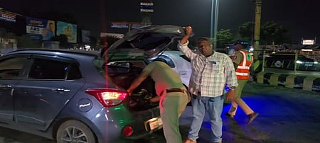 தில்லி காா் வெடிப்பு சம்பவம்: நாகை எல்லையில் தீவிர வாகனச் சோதனை