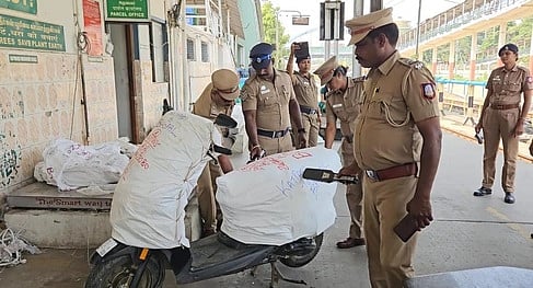 தில்லி குண்டுவெடிப்பு எதிரொலி: காட்பாடி ரயில் நிலையத்தில் தீவிர சோதனை