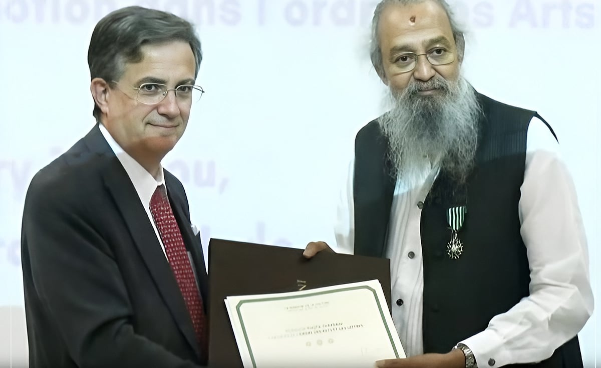 தோட்டா தரணிக்கு செவாலியே விருது வழங்கி கௌரவிப்பு!