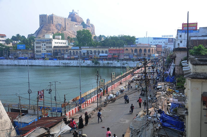 மலைக்கோட்டை தெப்பக்குளத்தைச் சுற்றியுள்ள கடைகள் அகற்றம்