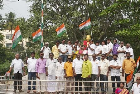 முன்னாள் பிரதமா் நேரு பிறந்த நாள் விழா: காஸ்கிரஸ் மரியாதை!