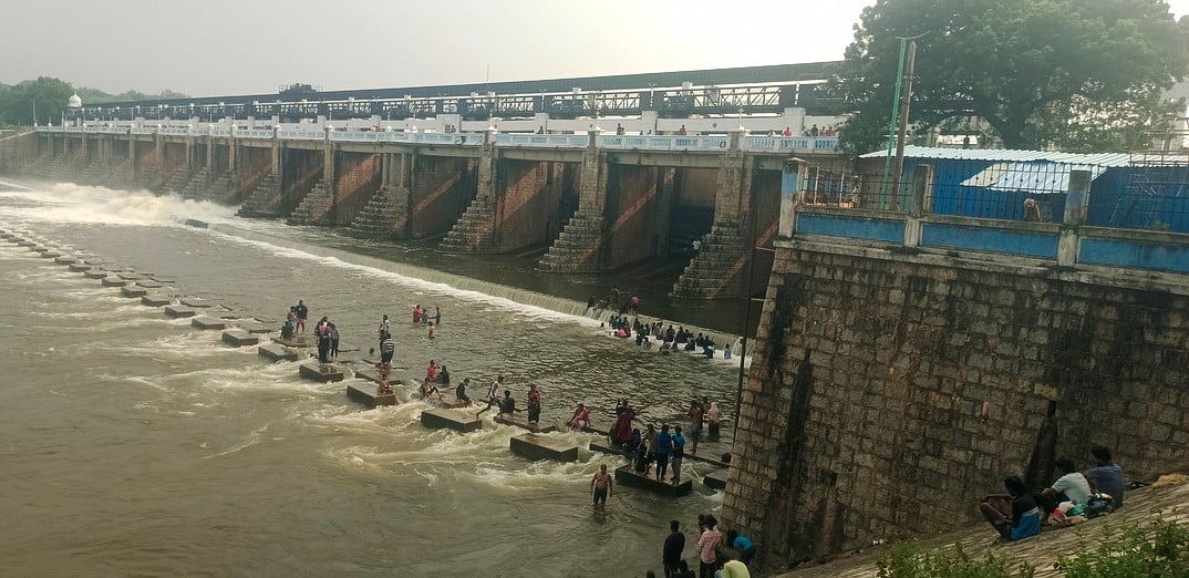 பூண்டி ஏரியிலிருந்து 2500 கன அடியாக உபரிநீா் வெளியேற்றம்