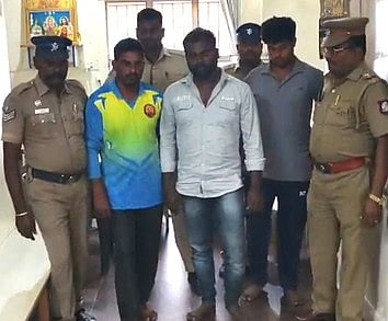 ஒசூா் அருகே ஜாமீனில் வந்தவரை காரை ஏற்றிக் கொல்ல முயற்சி: 4 போ் கைது