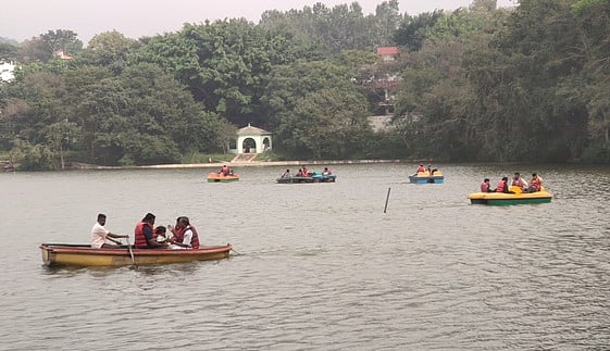 வார விடுமுறை: ஏலகிரி மலையில் குவிந்த சுற்றுலாப் பயணிகள்