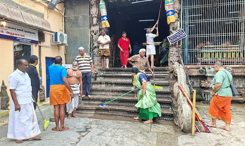 ஸ்ரீஆதிகேசபெருமாள் 
கோயிலில் உழவாரப் பணி