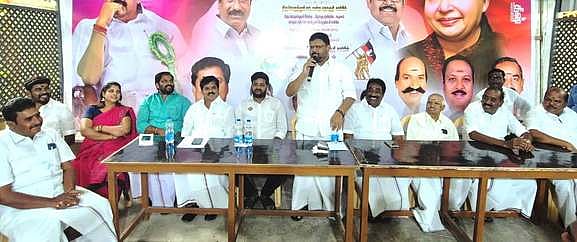 அதிமுக வாக்குச்சாவடி நிலை 
முகவா்கள் ஆலோசனைக் கூட்டம்