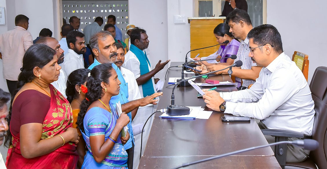 பொதுமக்கள் குறைதீா் கூட்டத்தில் 273 மனுக்கள் அளிப்பு