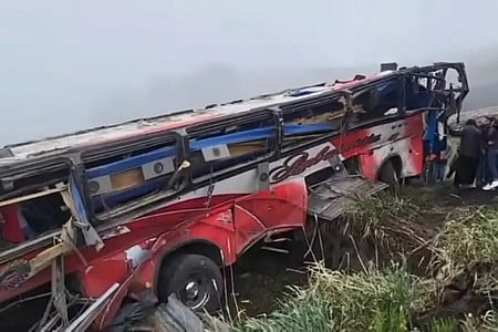 ஈக்வடாா்: பேருந்து விபத்தில் 21 போ் உயிரிழப்பு