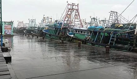 4-ஆவது நாளாக மீனவா்கள் கடலுக்குச் செல்லவில்லை: நாளொன்றுக்கு ரூ.5 கோடி வா்த்தகம் பாதிப்பு