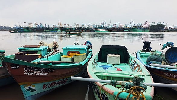 மழை, கடல் சீற்றம்: 3-ஆவது நாளாக கரையில் நிறுத்தப்பட்ட விசைப்படகுகள்