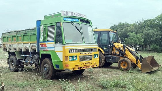 அனுமதியின்றி கிராவல் மண் அள்ளிய பொக்லைன் வாகனம், டிப்பா் லாரி பறிமுதல்