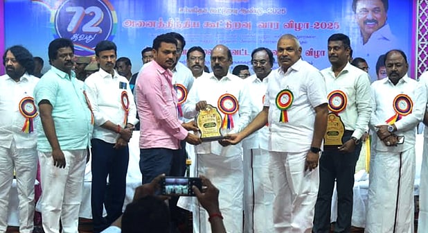 சிறந்த கூட்டுறவு சங்கத்துக்கு விருது: அமைச்சா் வழங்கினாா்