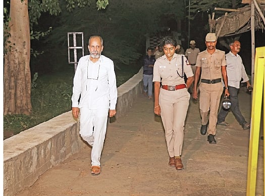 தீபத்தூணில் தீபம் ஏற்றுவது தொடர்பான வழக்கு: திருப்பரங்குன்றம் மலையில் உயர்நீதிமன்ற நீதிபதி ஆய்வு 