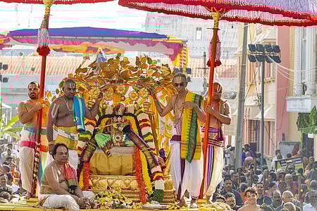 திருச்சானூா் பிரம்மோற்சவம்: முரளி கிருஷ்ணா் அலங்காரத்தில் தாயாா்