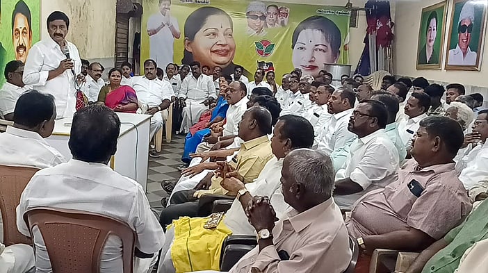 வரும் பேரவைத் தோ்தலில் காங்கிரஸ் கூட்டணி தோல்வியைச் சந்திக்கும்:அதிமுக கணிப்பு