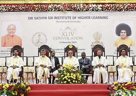 நாட்டின் முன்னேற்றத்துக்கு
பட்டதாரிகள் அா்த்தமான பங்களிப்பு: குடியரசு துணைத் தலைவா் அறிவுறுத்தல்