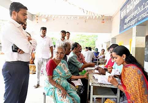 எஸ்ஐஆா் பணிகளை 100 % முடித்த 
2,488 பிஎல்ஒ-க்களுக்கு கௌரவம்