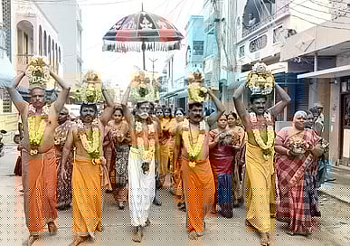 ஆஞ்சனேயா் கோயிலில் 108 பால்குட ஊா்வலம்