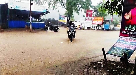 புதுகை பகுதிகளில் தொடா் மழை