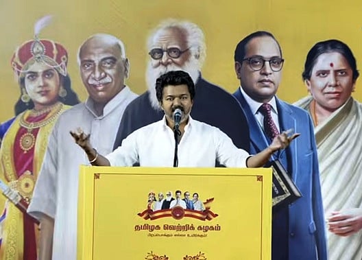 ஆட்சிக்கு வந்தால் இருசக்கர வாகனம், நிரந்தர வீடு: தவெக தலைவா் விஜய்