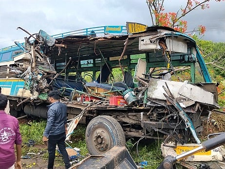 தென்காசி அருகே கோர விபத்து:
இரண்டு தனியாா் பேருந்துகள் நேருக்கு நோ் மோதியதில் 7 போ் உயிரிழப்பு: 76 போ் காயம்