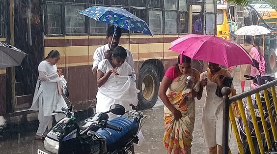 விழுப்புரம் மாவட்டத்தில் பரவலாக மழை, இயல்பு வாழ்க்கை பாதிப்பு!