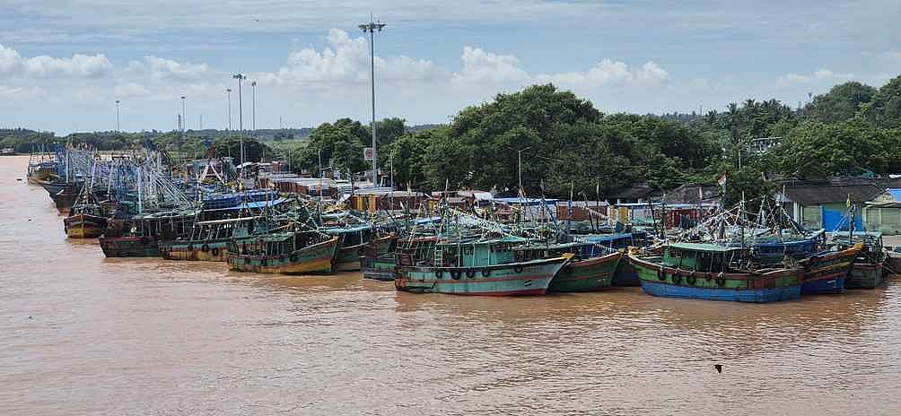 புயல் எச்சரிக்கை: துறைமுகத்தில் ஓய்வெடுக்கும் படகுகள்