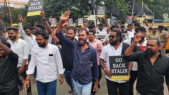 முதல்வருக்கு எதிராக கருப்புக் கொடி காட்டி போராட்டம்