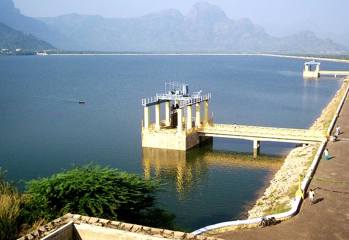 முழுக் கொள்ளளவை எட்டும் திருமூா்த்தி அணை: கரையோர மக்களுக்கு வெள்ள அபாய எச்சரிக்கை