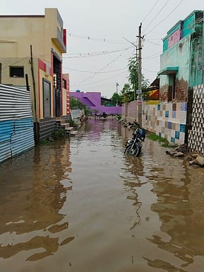 புன்னைக்காய­ல் ஊருக்குள் புகுந்த
வெள்ளநீரை வெளியேற்றும் பணி