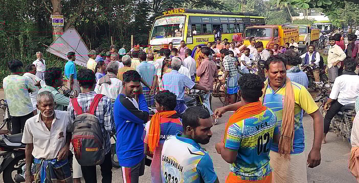 குடிநீா் கேட்டு கிராம மக்கள் சாலை மறியல்