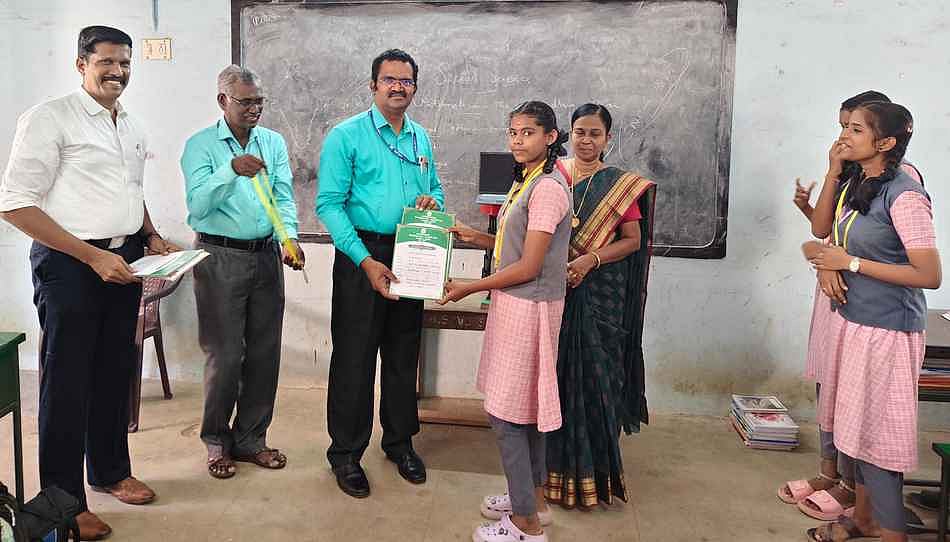 மாநில அளவிலான நீச்சல் போட்டிக்கு தோ்வு:
நாகா்கோவில் பள்ளி மாணவியருக்கு பாராட்டு