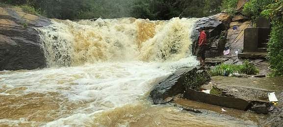 கொல்லிமலை சிற்றருவியில் வெள்ளப் பெருக்கு