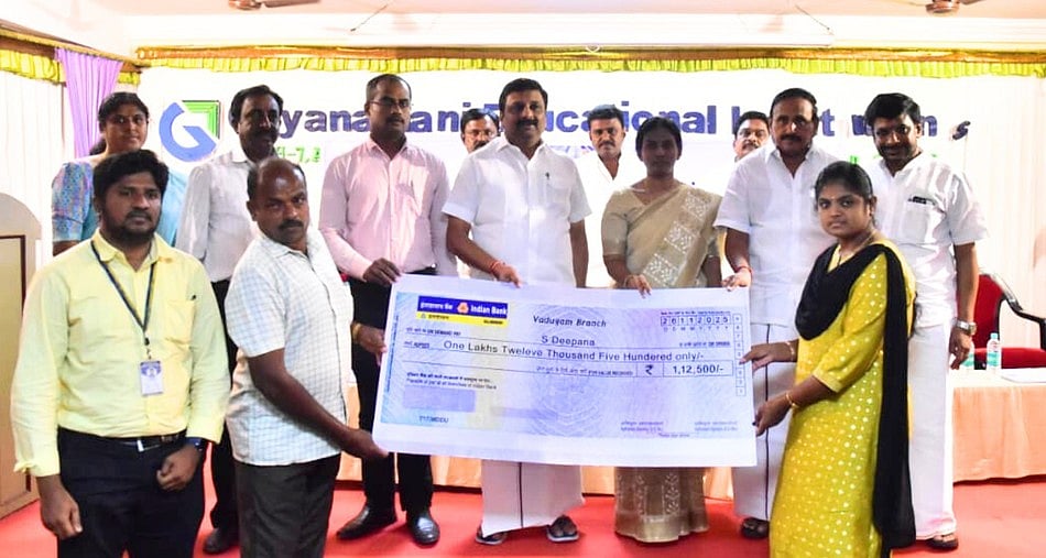 நாமக்கல் மாவட்டத்தில் நிகழாண்டு ரூ. 50 கோடி
கல்வி கடன் வழங்க இலக்கு: எம்.பி தகவல்