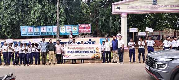 அரசியல் சாசன நாள்: பள்ளி மாணவா்களின் விழிப்புணா்வு மனிதச் சங்கிலி