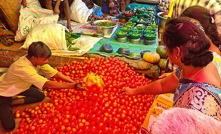 காந்திசந்தையில் தக்காளி 
கிலோ ரூ.70க்கு விற்பனை